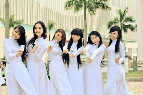 Tinh khôi áo dài trắng nữ sinh