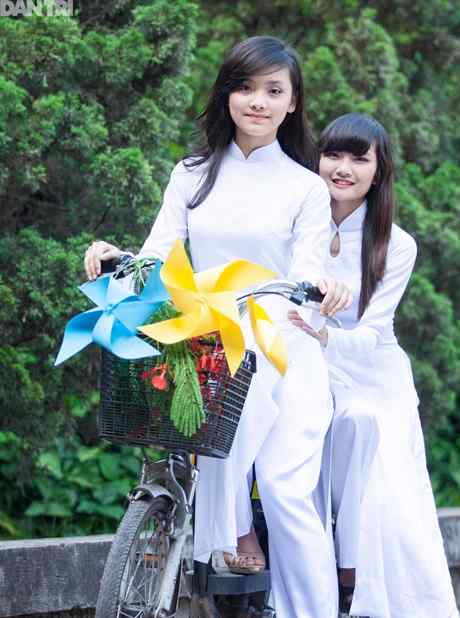 Tinh khôi áo dài trắng nữ sinh